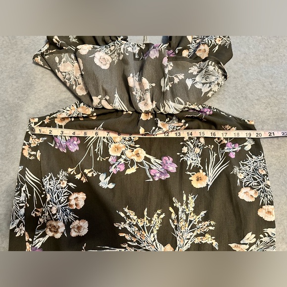 Umgee gray floral ruffle off the shoulder top size L - Picture 4 of 6